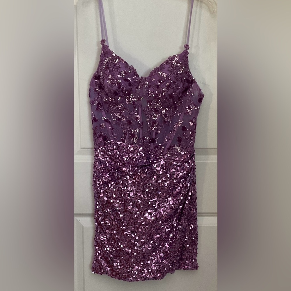 V Neck Corset Sequins Short Prom Dress with Appliqued Lace - Picture 2 of 8